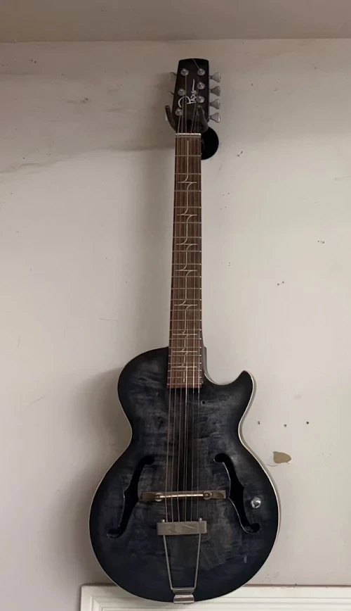 Papin semi-hollow in black, hanging in the shop